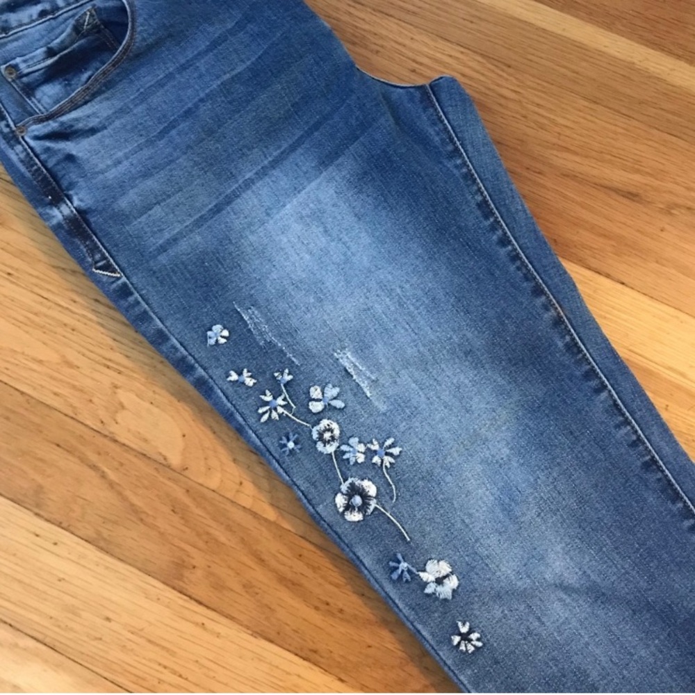 Boho KENSIE Jeans Cropped Floral Blue Embroidered Size 29